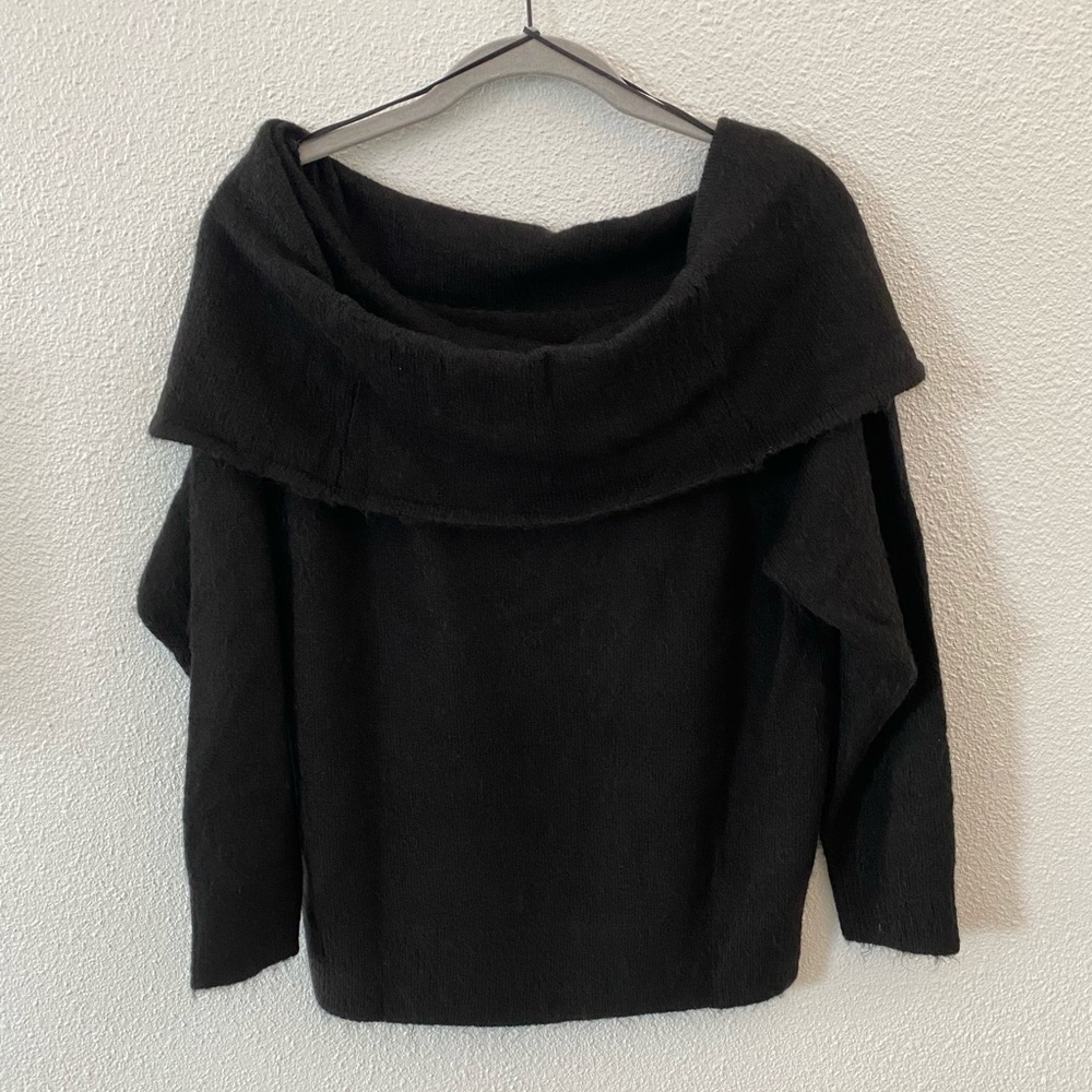 Black H&M sweater. Brand new still has tags. Never been worn. Super soft.